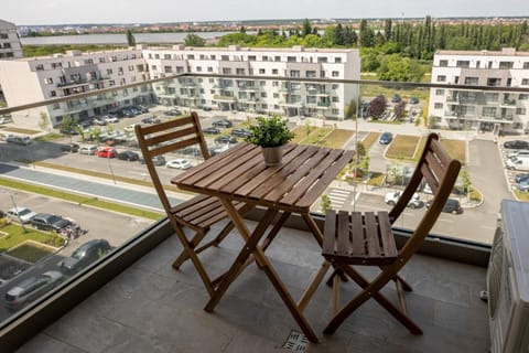 Day, View (from property/room), Balcony/Terrace, Dining area, City view, Street view