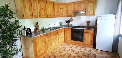 Kitchen or kitchenette, pet friendly, stove
