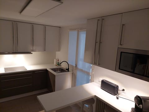 Kitchen or kitchenette, minibar, stove, toaster