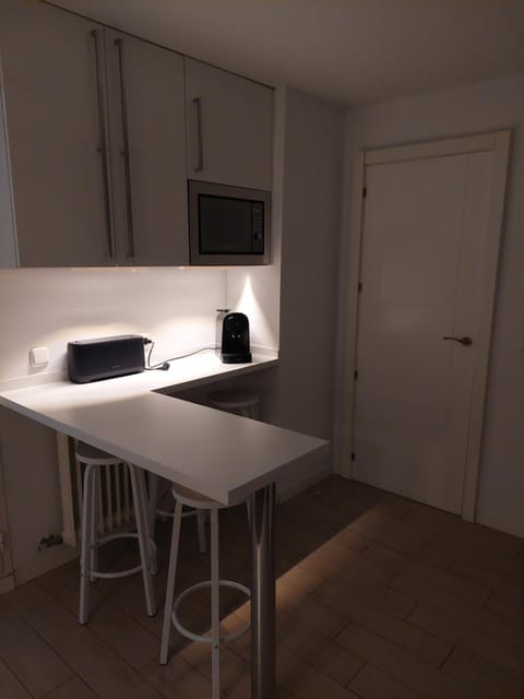 Kitchen or kitchenette, minibar