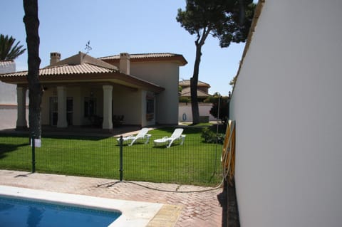 Moderno y amplio chalet, con piscina privada House in Chiclana de la Frontera