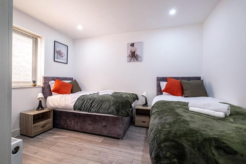7 Guests - 4 Bedroom - Free Wi-Fi - Kettering House in Kettering