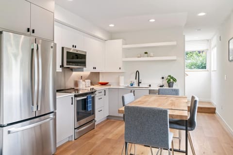 Coffee/tea facilities, Kitchen or kitchenette, Dining area, dishwasher, minibar, pet friendly, stove, toaster