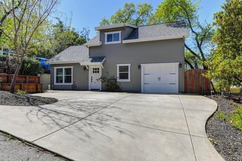 Cozy Two-Story Cottage Near Historic Folsom! Haus in Folsom