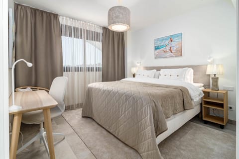 INF26H- Infinity Estepona by Roomservices Apartamento in Estepona