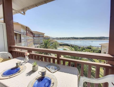 Patio, View (from property/room), Balcony/Terrace, Dining area, Lake view