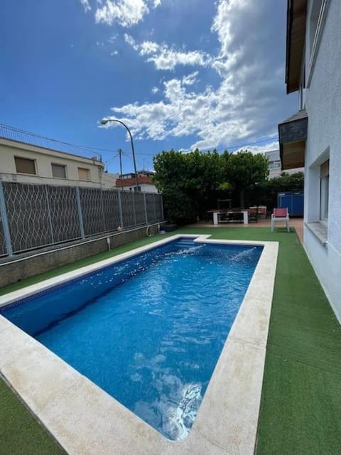 Playa, piscina, bbq y parking. House in Castelldefels