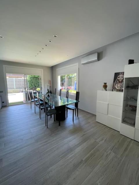 Playa, piscina, bbq y parking. House in Castelldefels