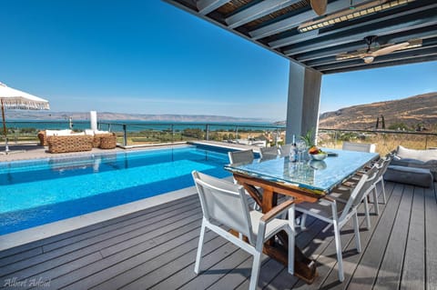 View (from property/room), Dining area, Mountain view, Pool view, Swimming pool, sunbed