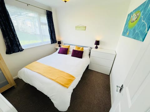 2 Bedroom Chalet SB113, Sandown Bay, Isle of Wight Appartement in Yaverland