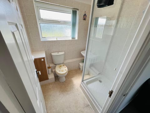 2 Bedroom Chalet SB113, Sandown Bay, Isle of Wight Apartment in Yaverland