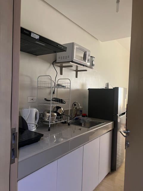 Kitchen or kitchenette, minibar, stove