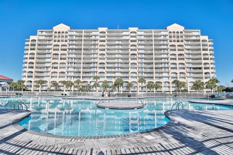 Waterfront Luxury Huge Condo with 15000sf Pool Haus in North Myrtle Beach