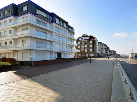Golf 0401 seafront apartment with balcony Condo in De Haan