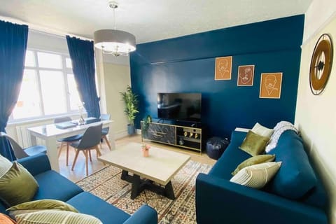 Communal lounge/ TV room, TV and multimedia, Living room, Seating area, Evening entertainment
