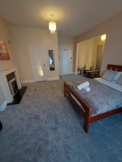 Bed, Living room, Photo of the whole room, Seating area, Bedroom, towels