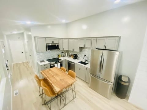 luxury private guesthouse apt Condo in Logan