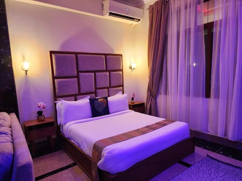 Bed, Photo of the whole room, Seating area, Bedroom, air conditioner