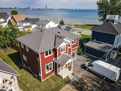 Lake view cottage with three ensuites and elevator House in Buffalo