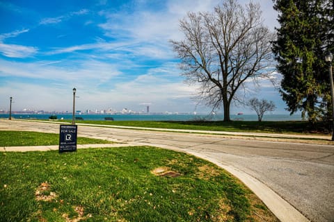 Lake view cottage with three ensuites and elevator House in Buffalo