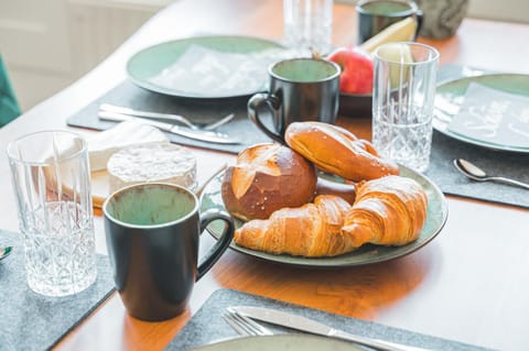 Living room, Food and drinks, Dining area, Food, Breakfast, Continental breakfast