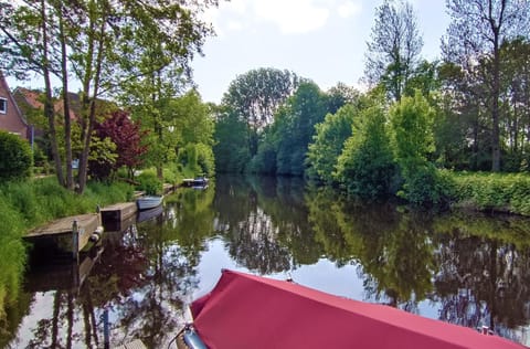 Moderne Ferienwohnung direkt am Kanal / Neubau Apartment in Emden