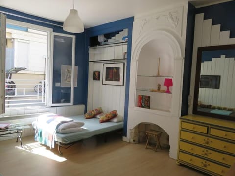 Bed, Living room