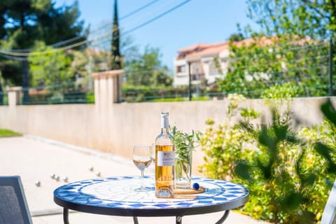 Villa Pitou, Piscine chauffée, 200m plage Chalet in La Londe-les-Maures