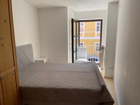 Helle Zwei-Zimmer-Stadt-Wohnung am Bismarkplatz mit Tiefgarage Condo in Landshut