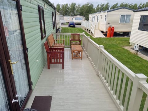 PALM SQUARE 19 3 BED DELUXE CARAVAN Campground/ 
RV Resort in Chapel Saint Leonards