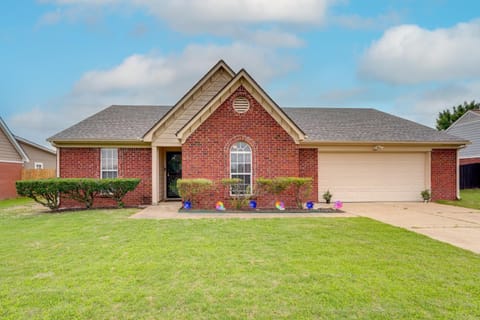 Horn Lake Home with Yard - 8 Mi to Graceland! Casa in Horn Lake