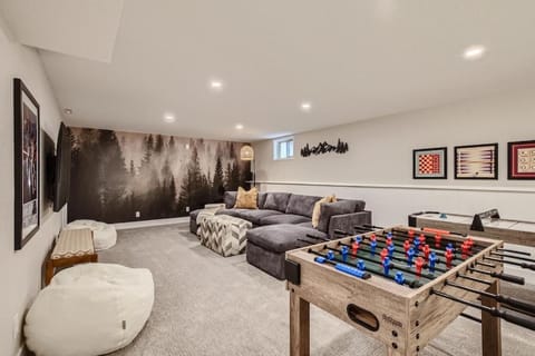 Heights Hideaway - Great Location - Game and Movie Room Haus in Westminster