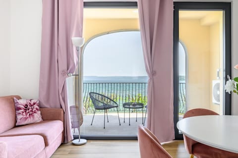 Day, Natural landscape, View (from property/room), Balcony/Terrace, Living room, Seating area, Dining area
