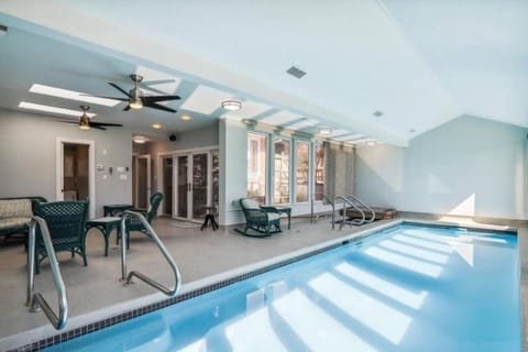 3 bedroom w indoor pool hotub Haus in Wheaton-Glenmont