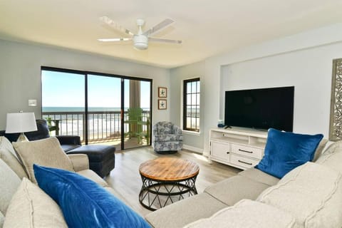 Direct Oceanfront Premium Condo with Pool House in North Myrtle Beach