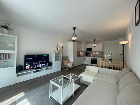 TV and multimedia, Kitchen or kitchenette, Living room, Seating area, Dining area, Evening entertainment