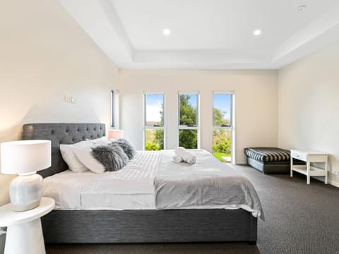 Luxury Hilltop Brand-New 5BD Holiday Home Casa in Carindale