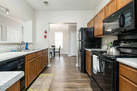 Kitchen or kitchenette, Dining area, dishwasher