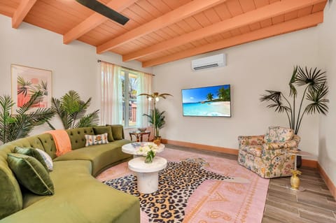 Goodtime House 5 min to Beach, Pool Coming Sept! Chalet in Delray Beach