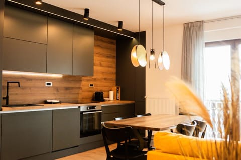 Kitchen or kitchenette, Living room, Seating area, Dining area, pet friendly, stove