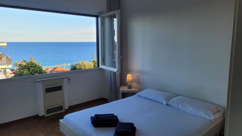 Photo of the whole room, Bedroom, Sea view