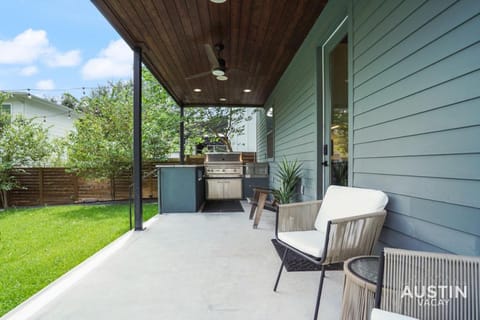 Home w Incredible Kitchen and Backyard Patio Grill House in Austin