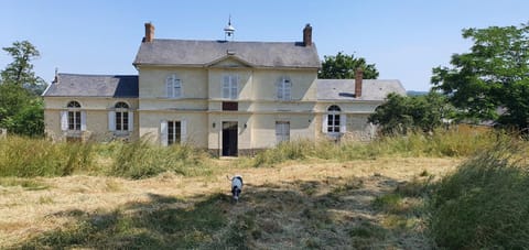 Ancien relais de chasse à 35 min du Circuit 24h du Mans Bed and Breakfast in Centre-Val de Loire