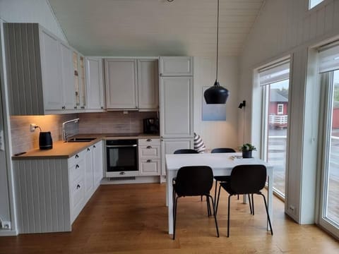 Kitchen or kitchenette, Dining area, pet friendly, stove