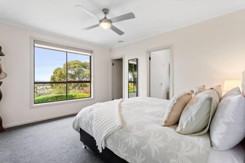 Valley View Home - 3 Bdrms, Bay Views, Woodfired Pizza Oven, Firepit Casa in Port Lincoln