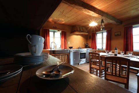 Kitchen or kitchenette, Dining area