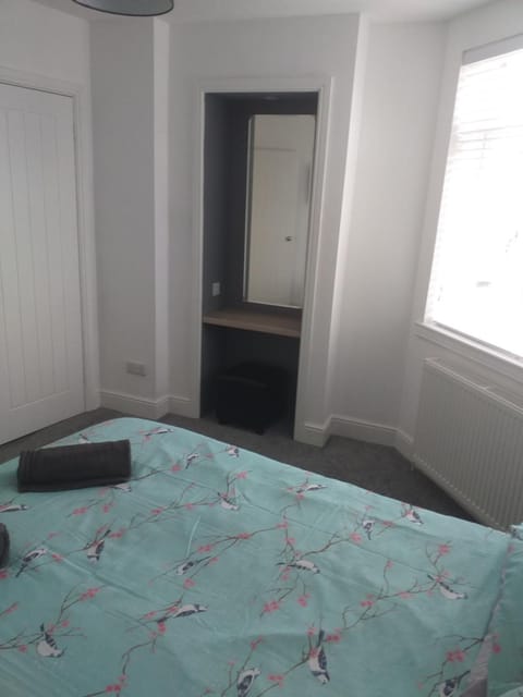 Bed, TV and multimedia, Seating area, Bedroom, wardrobe