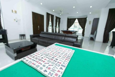 Georgetown Bungalow Pool table 5BR 20pax Maison in Tanjung Bungah