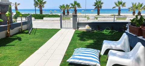 Patio, Communal lounge/ TV room, Spring, Day, Natural landscape, Garden, Beach, Garden view, sunbed