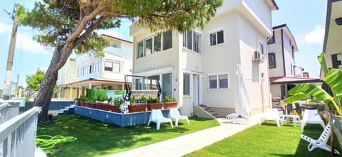 Property building, Patio, Spring, Day, Garden, Garden view